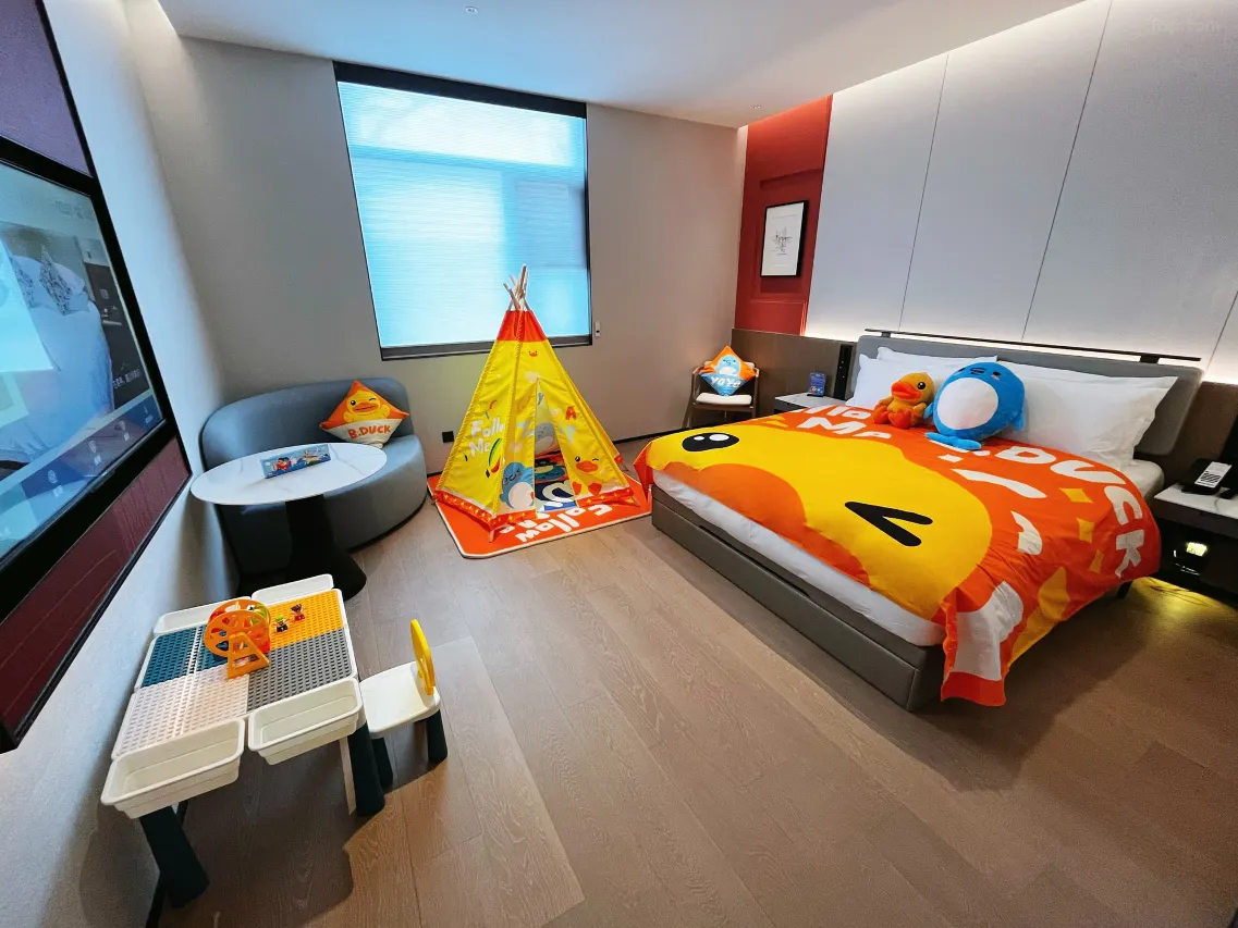 B.Duck Family Theme Room